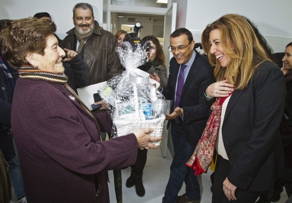 La presidenta recibe la primera canastilla para su bebé en Gibraleón (Huelva).