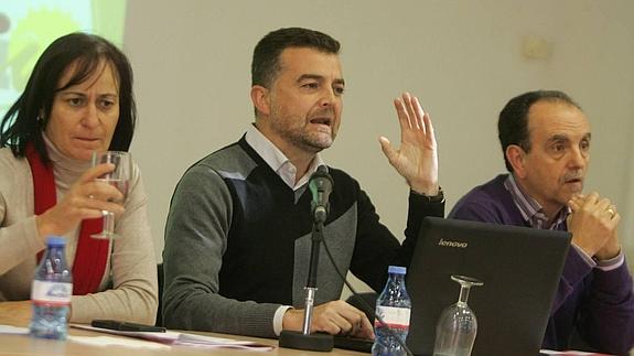 Antonio Maíllo, junto al consejero de Turismo Rafael Rodríguez.