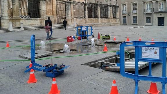 El agua vuelve a brotar del suelo de la plaza de Santa María