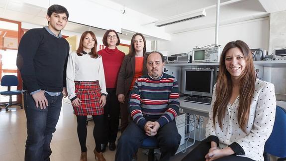 El profesor Francisco Luis Gutiérrez, en el centro, junto a su equipo, en la Escuela de Informática.