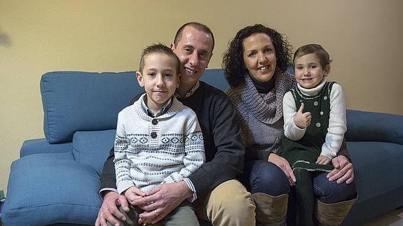 La pequeña Sara y su familia, muy contentos porque la niña ya está muy mejorada de la leucemia que se le diagnosticó hace algo más de un año