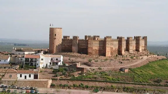 Vista del castillo de Baños de la Encina.