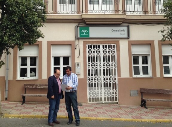 Francisco Lirola, portavoz municipal del PP de Dalías, a las puertas del centro de salud.