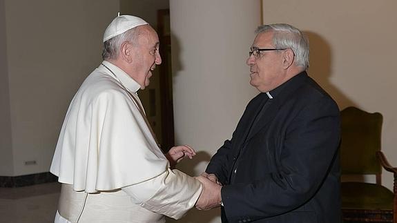 El papa Francisco recibe al arzobispo de Granada, Javier Martínez