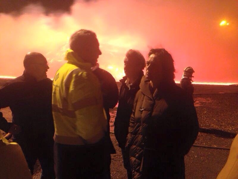 La alcaldesa de Motril y el director del Puerto, a escasos metros del incendio.