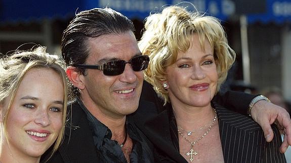 Dakota prohíbe ver '50 sombras de Grey' a Griffith y Banderas no irá por si a ella le da vergüenza