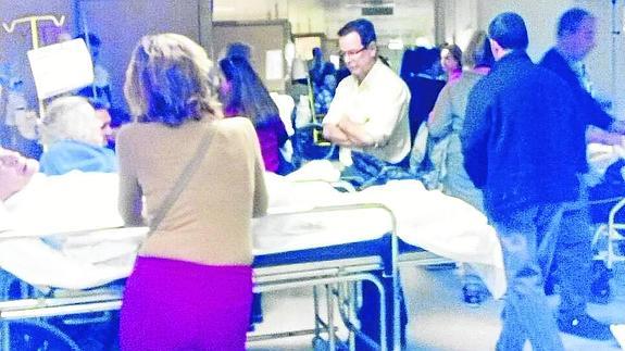 Pacientes en los pasillos de las urgencias hospitalarias. 