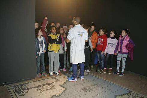 Alumnos de centros escolares, visitando las Capitulaciones, en el Museo de Almería.