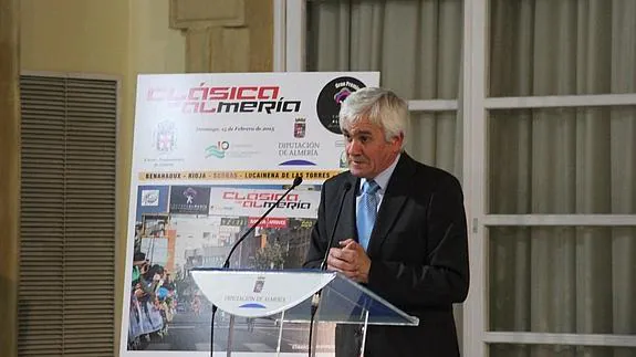 José Manuel Muñoz, director general de la Clásica de Almería, en la presentación de la misma.