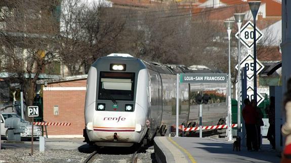 Un tren pasa por la estación San Francisco de Loja.