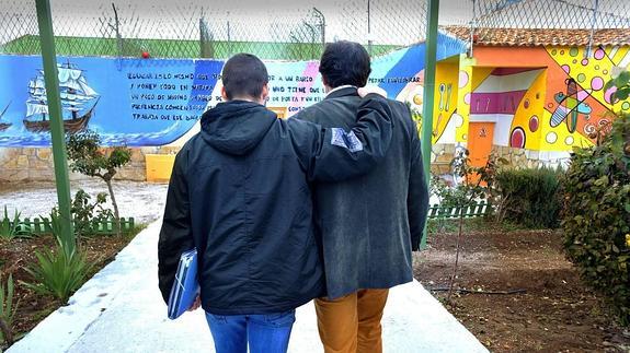 Dos profesores llegan al centro Tierras de Oria, en una fotografía de archivo.