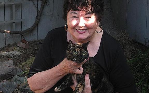 Tiffany Two, cogida por su propietaria Sharon Voorhees. 