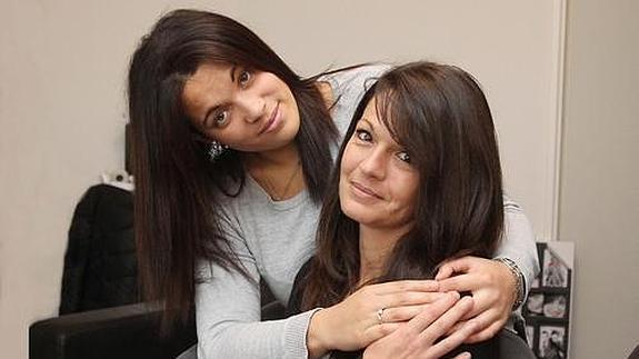 La increíble historia de dos niñas separadas al nacer que ha conmocionado Francia