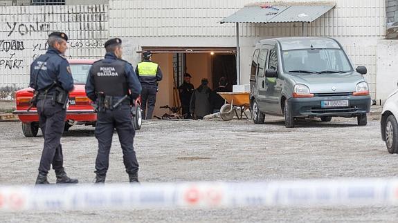 Policías locales frente al bajo donde había más de mil plantas en Molino Nuevo.