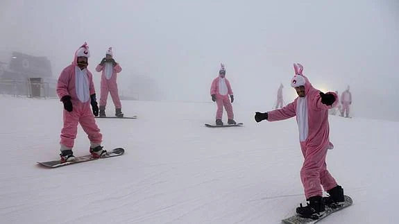 Más de 200 esquiadores disfrazados participan en la bajada en Sierra Nevada