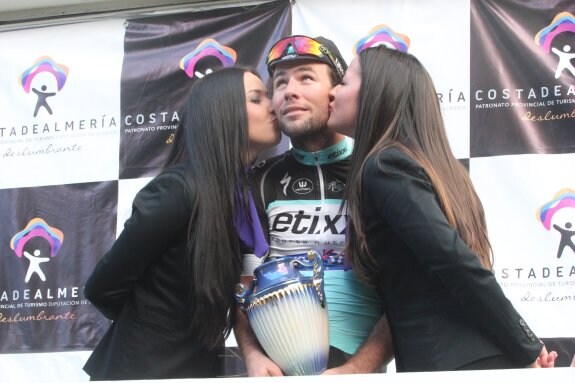 El británico Mark Cavendish, que mira feliz al cielo, recibe 'el premio' por su triunfo en la Clásica de Almería.