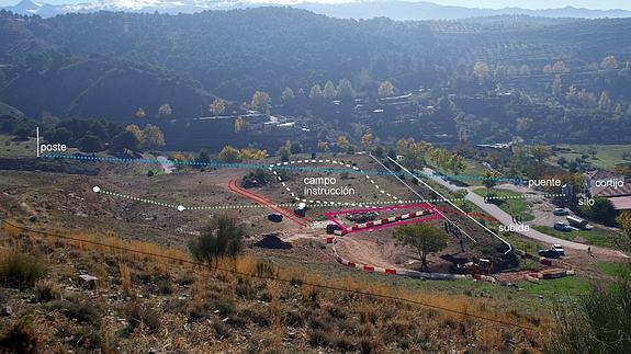 La zona. Alrededor del árbol y en el área vallada es donde se excavó hace unos meses y en el rectángulo de color fucsia es donde proponen intervenir por primera vez los arqueólogos y demás expertos, después de revisar nuevas fuentes, como los recién hallados mapas aéreos de los años 50.