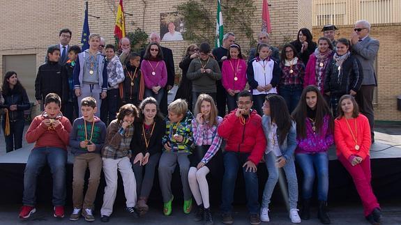 Autoridades y alumnos premiados posan en el patio del colegio.