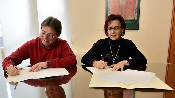 Ana Gámez y Manuel Mariano Veran firmando el acuerdo ::: J.M. GRIMALDI