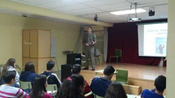 Conferencia de promoción de las FAS en un instituto. 