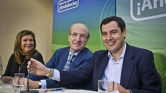 El presidente del PP-A, con el alcalde de Huelva, este lunes en la capital onubense.