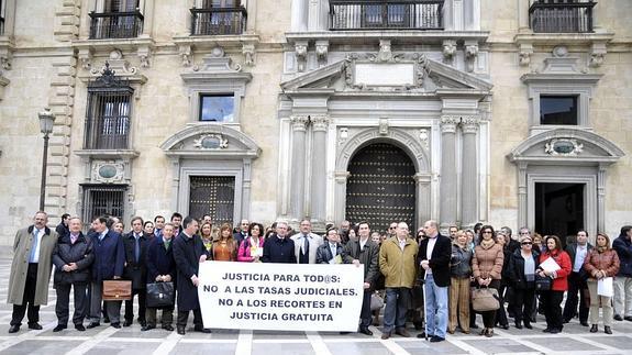 Una de las numerosas movilizaciones de protesta contra las tasas convocadas por los abogados granadinos.