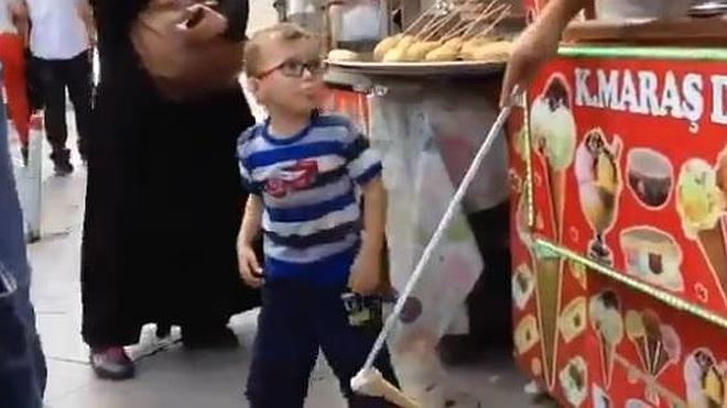 Un vendedor de helados cabrea a este niño, que no aguanta más