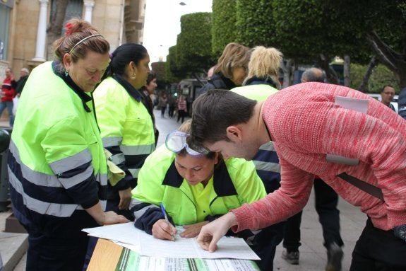 Recogida de firmas en el Paseo de Almería.