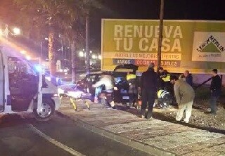 Cinco heridos tras chocar un turismo contra una palmera en Roquetas