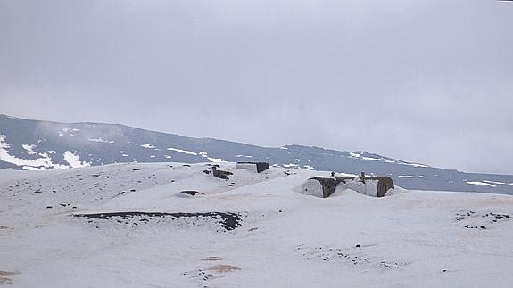 Estado actual de refugio Elorrieta, semihundido por la nieve. 