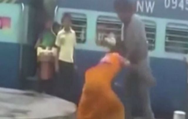 Una mujer le hace una "llave" a su acosador para inmovilizarlo