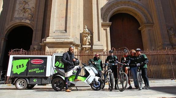 El equipo de 'Desafío Verde', frente a la catedral de Granada. 