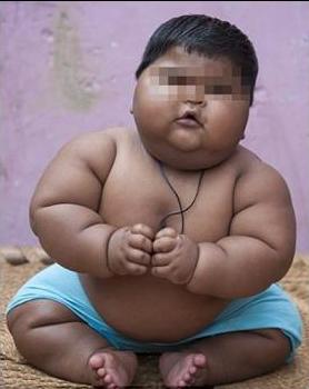 La niña que pesa 20 kilos con 10 meses tiene a los médicos confusos