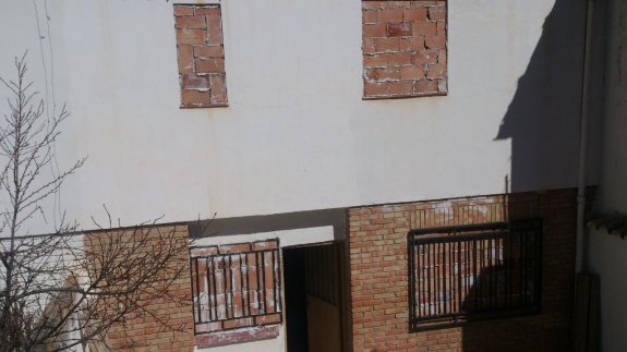 Ventanas tapiadas en una de las casas deshabitadas de los maestros de Bélmez. 