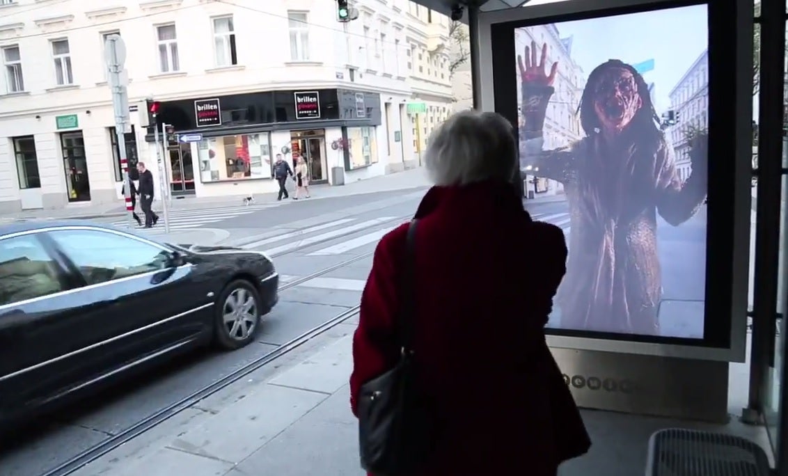 Brutal The Walking Dead: los zombies invaden la parada del autobús