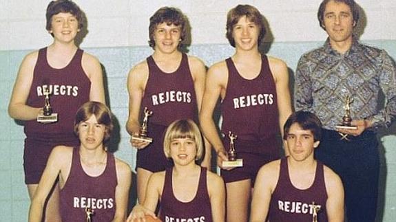 Brad Pitt, abajo en el centro, durante su época estudiantil ::: Coleman-Rayner