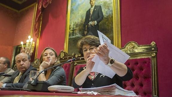 La concejala de Movilidad, Telesfora Ruiz, durante la intervención en el pleno extraordinario del miércoles 