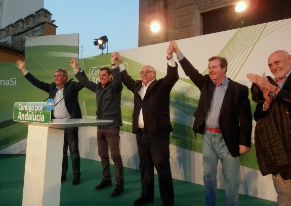 El candidato del PP a la presidencia de la Junta estuvo muy arropado anoche en Andújar.
