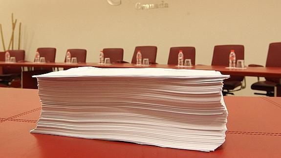 Folios y botellas de agua quedaron sobre la mesa tras la suspensión del pleno del pasado jueves.