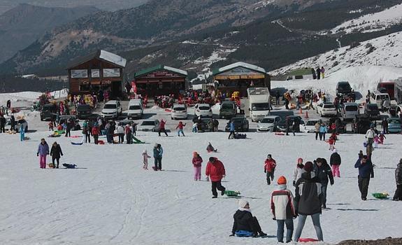 Cientos de personas suben los fines de semana a la Hoya de la Mora para disfrutar de la nieve.