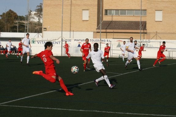 La victoria del CD El Ejido en el derbi con Los Molinos CF le permite dar un gran 'respiro'