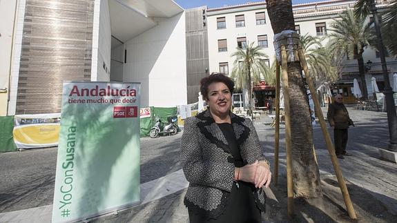 Teresa Jiménez, candidata del PSOE de Granada al Parlamento andaluz, posa delante del Centro Lorca, en la plaza de la Romanilla.