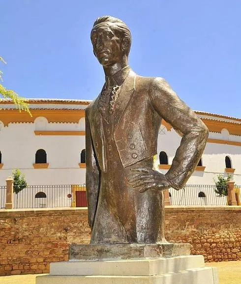 Monumento en homenaje a Manolete junto a la plaza de toros de Linares 