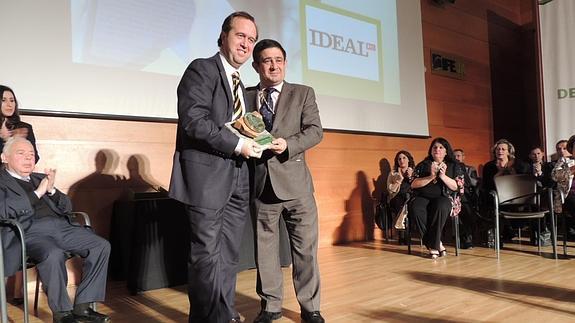 El director general de IDEAL, Diego Vargas, recoge el premio de manos del presidente de la Diputación, Francisco Reyes.