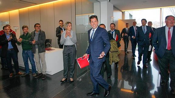 Gerardo Cuerva recibe el aplauso de los trabajadores de la Cámara de Comercio al salir del salón de plenos. 