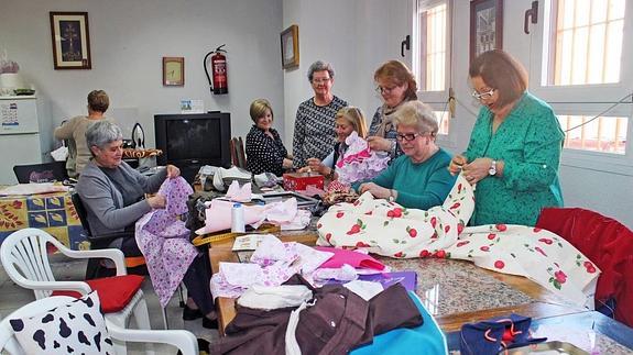 Los viernes por la tarde en la sede de la asociación de vecinos ‘Humilladero’ toca Corte y Confección, momento en el que muchas vecinas repasan los temas candentes del barrio Cruz de Caravaca.