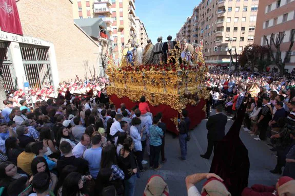 El paso de la Santa Cena enfila la avenida de Andalucía tras salir de la parroquia de San Félix de Valois.