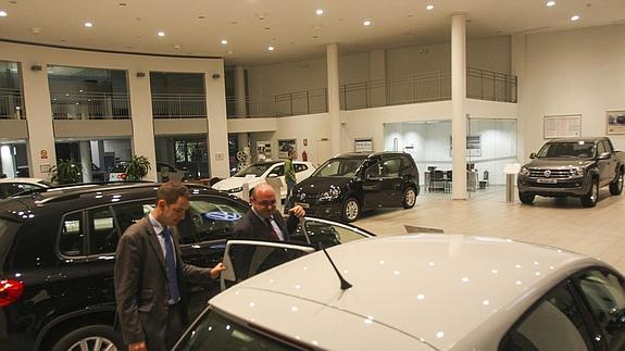 Varios clientes comprueban las características de un vehículo en un concesionario de la provincia.