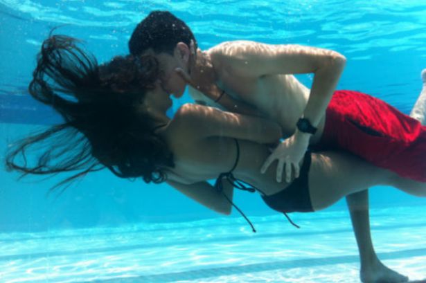 Ocho riesgos y una ventaja de tener sexo en el agua