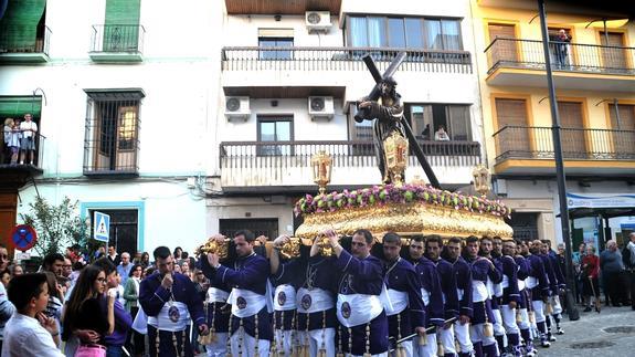 Cuarenta horquilleros portan a Jesús de las Tres Caídas en Loja.